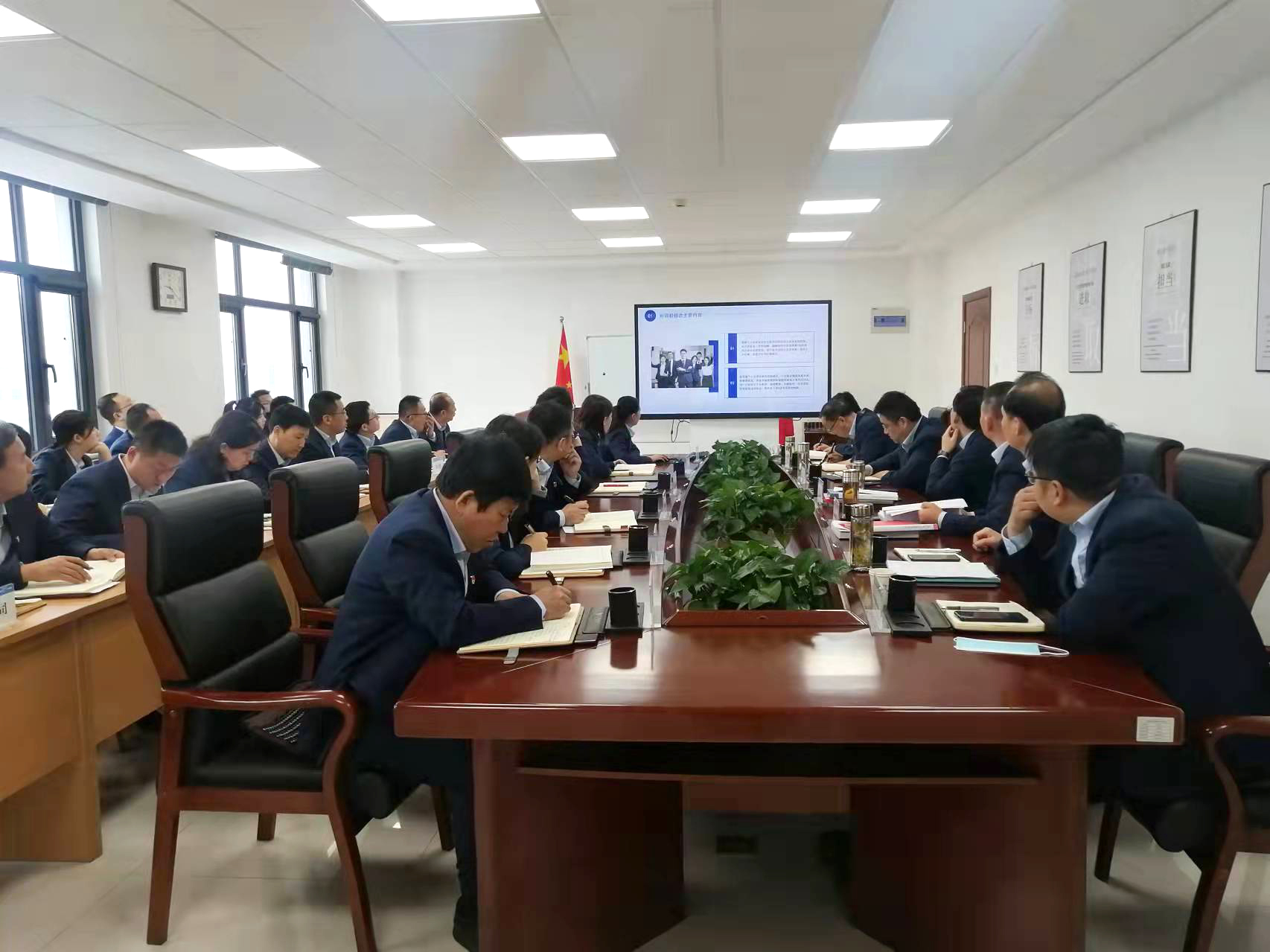华体会体育-华体会(中国)一站式服务官网
召开党委理论学习中心组集体学习会议(图2)